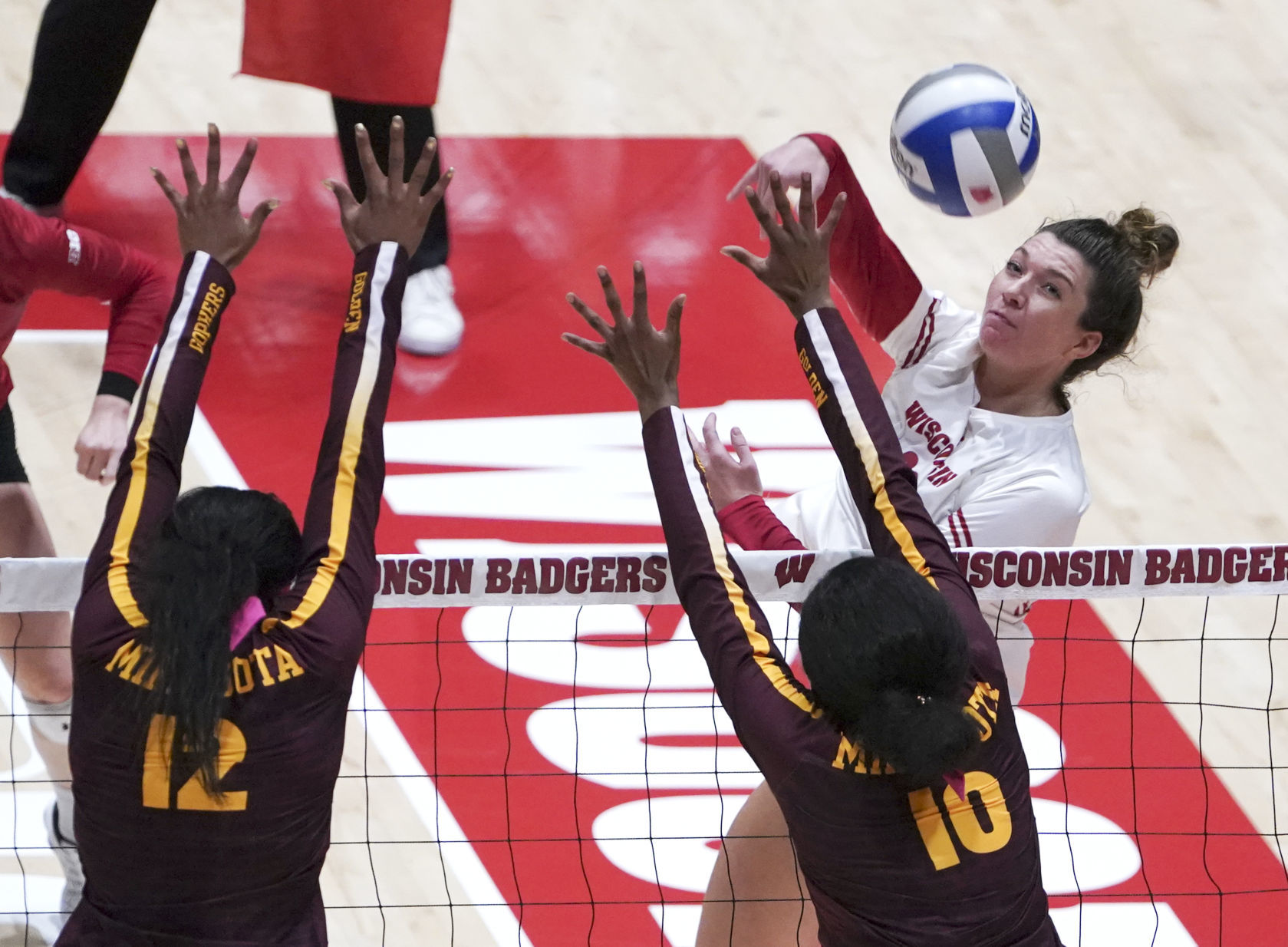 2019-10-13-UW vs MN Volleyball 10-10132019173035